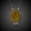 Artistiek gouden collier met zon en maan