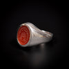 Platina zegelring met cornalijn, intaglio van een bijenkorf