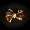 Strikbroche van goud, hout en diamant