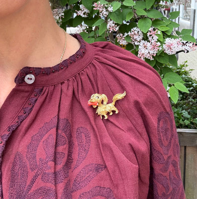 Gouden broche in de vorm van een hond met been - #3