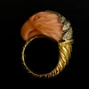 Gouden ring met vogelkop van koraal