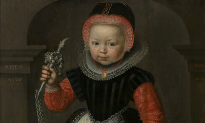 Portret meisje met zilveren rammelaar of rinkelbel - #7